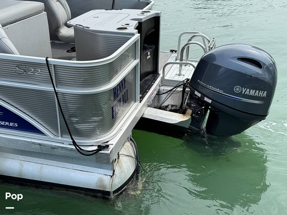 Slide: The Image of Bennington S22 SS Rear Fish 2023 - 15287975