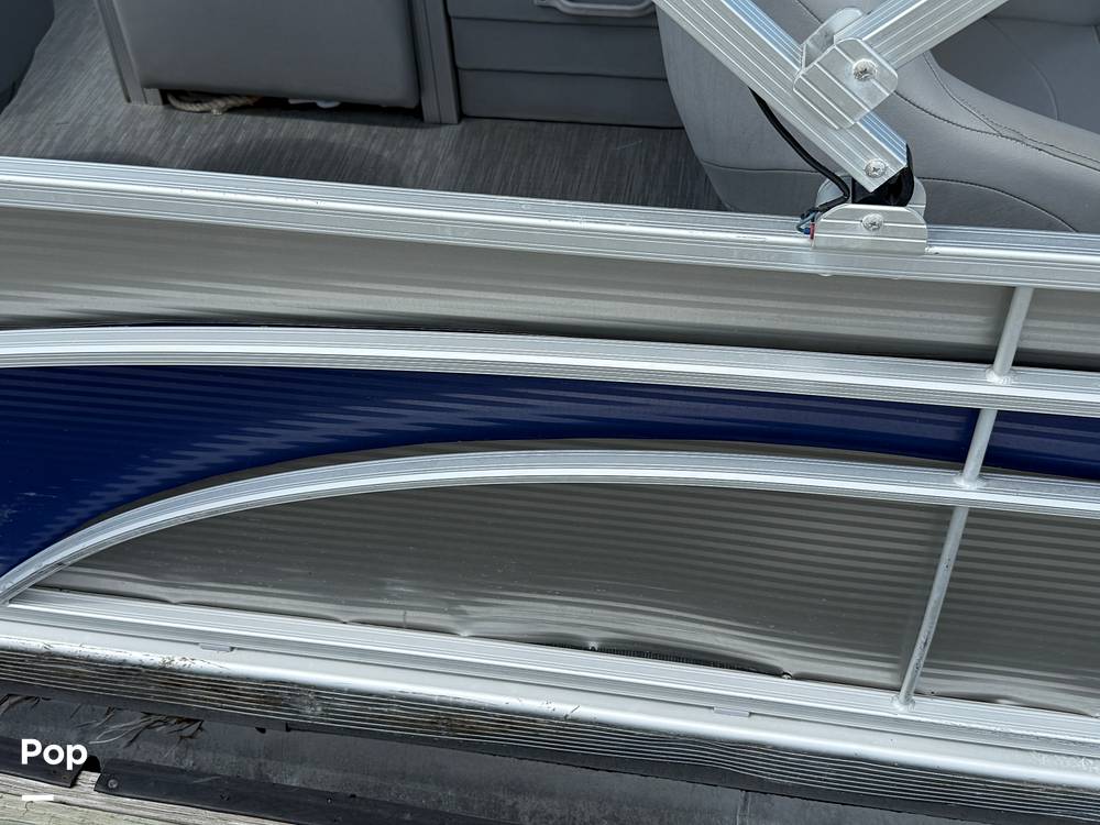 Slide: The Image of Bennington S22 SS Rear Fish 2023 - 15287984