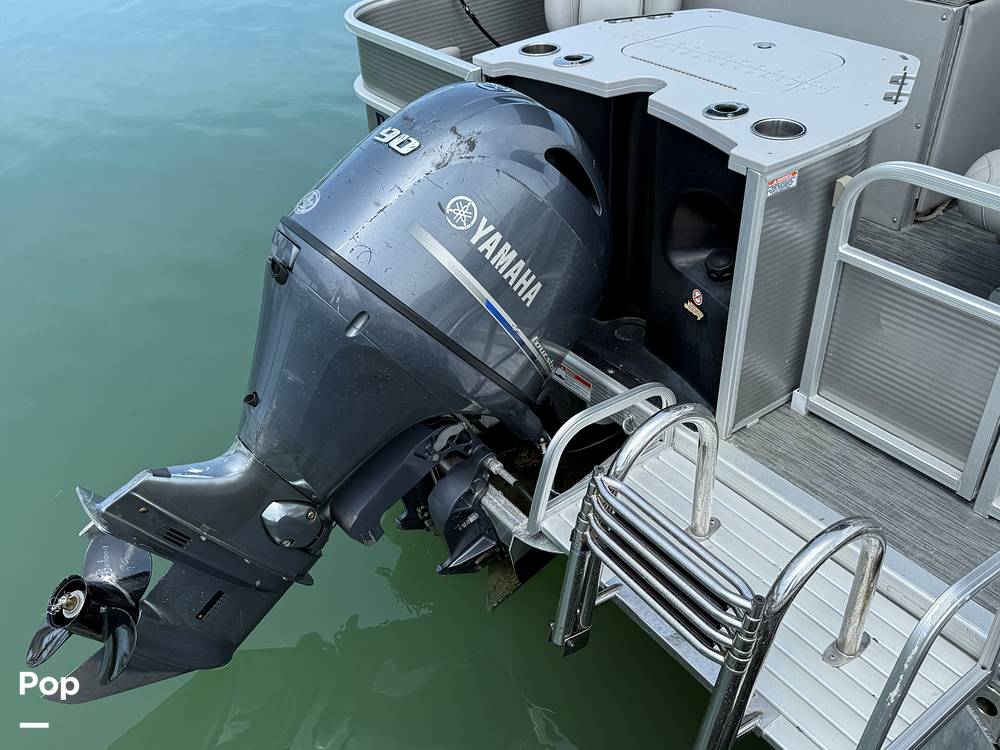 Slide: The Image of Bennington S22 SS Rear Fish 2023 - 15287987