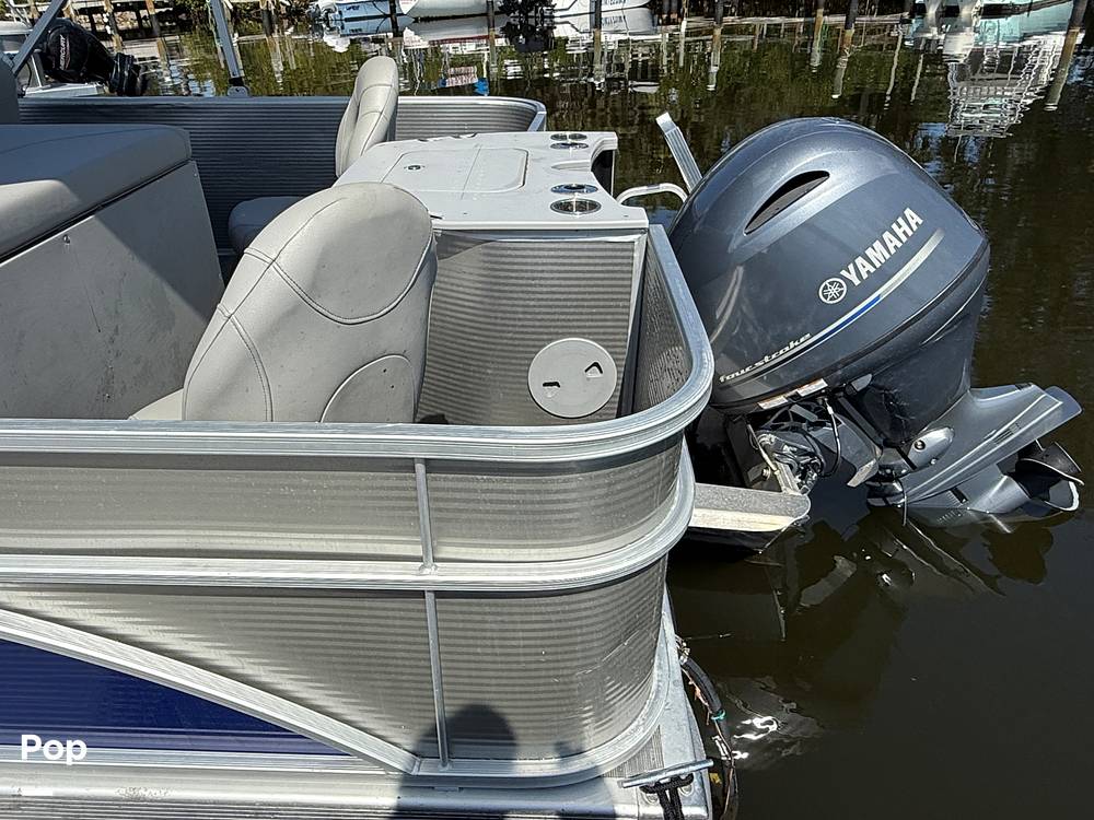 Slide: The Image of Bennington S22 SS Rear Fish 2023 - 15345679