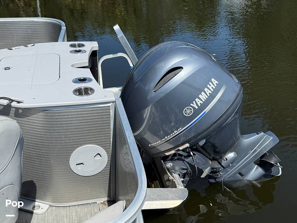 Slide: The Image of Bennington S22 SS Rear Fish 2023 - 15345680