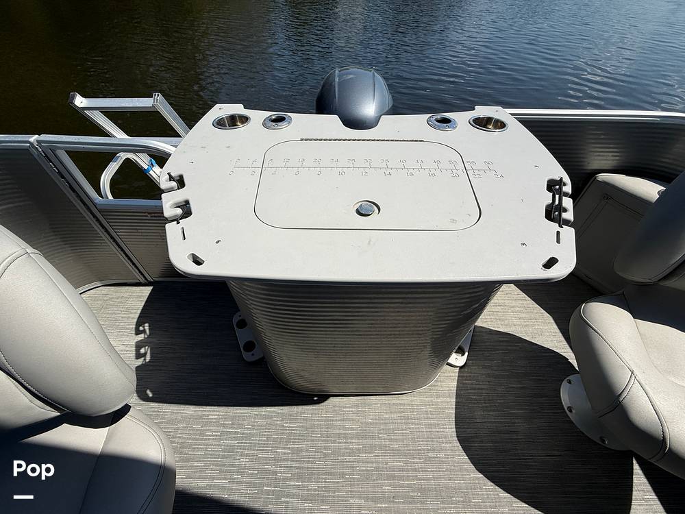 Slide: The Image of Bennington S22 SS Rear Fish 2023 - 15345689