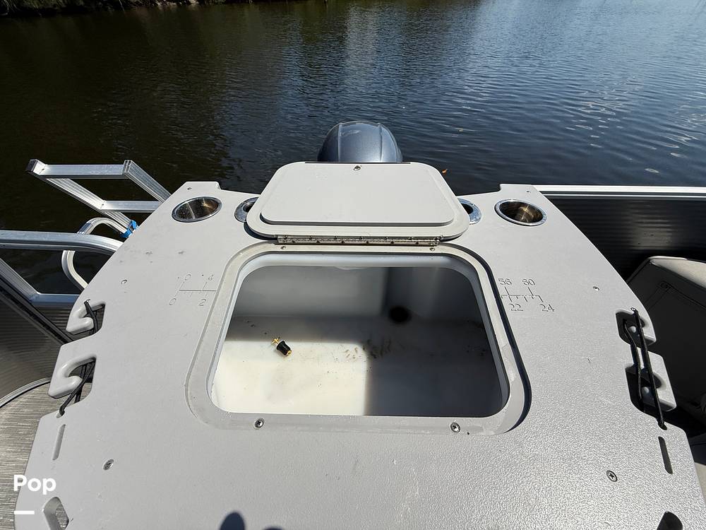 Slide: The Image of Bennington S22 SS Rear Fish 2023 - 15345690