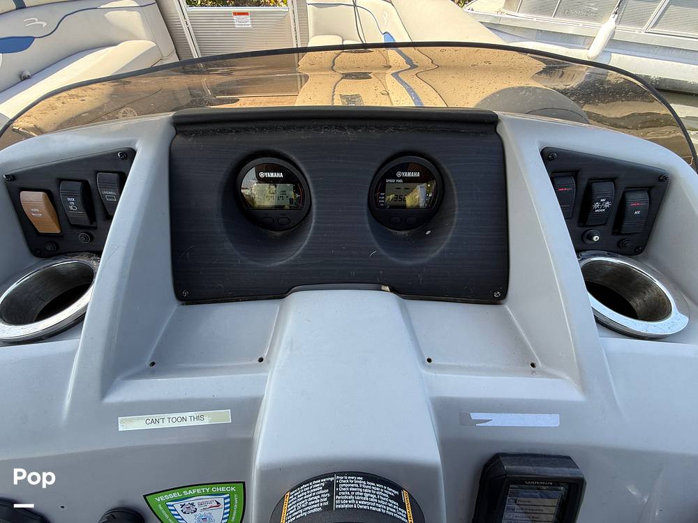 Slide: The Image of Bennington S22 SS Rear Fish 2023 - 15345708