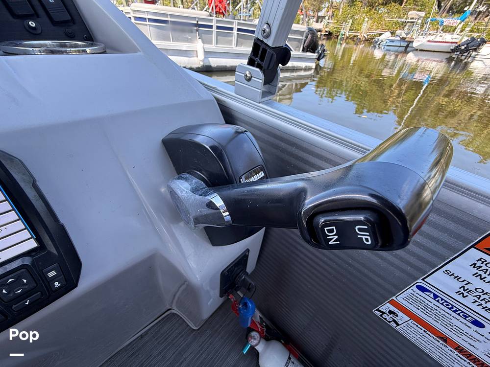 Slide: The Image of Bennington S22 SS Rear Fish 2023 - 15345714