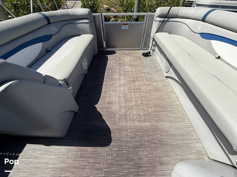 Slide: The Image of Bennington S22 SS Rear Fish 2023 - 15345734