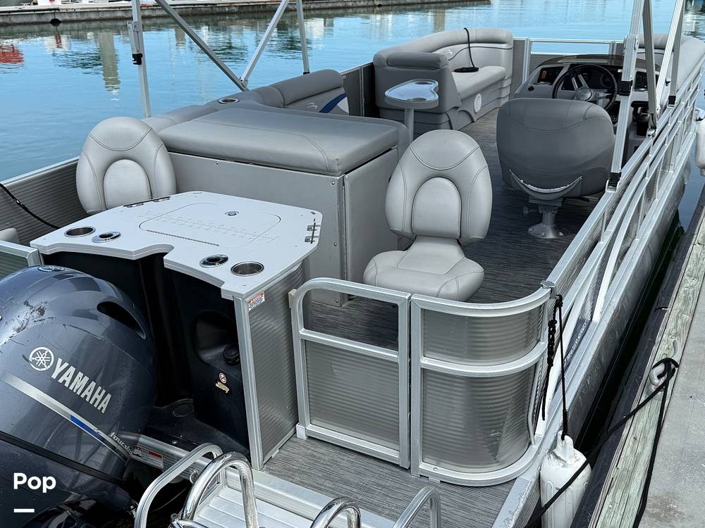 Slide: The Image of Bennington S22 SS Rear Fish 2023 - 15287731