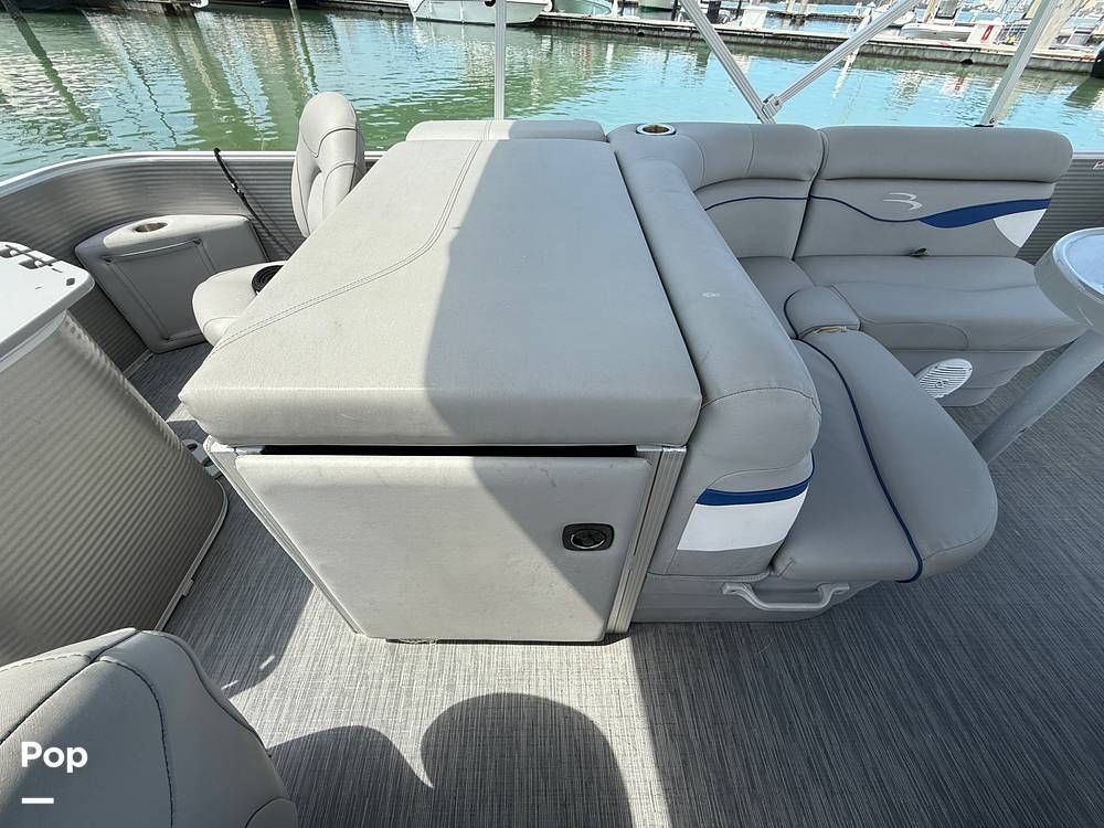 Slide: The Image of Bennington S22 SS Rear Fish 2023 - 15287894