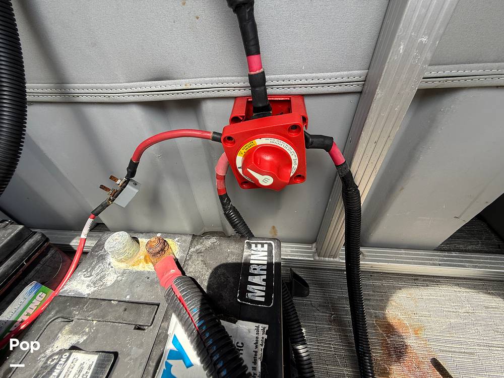 Slide: The Image of Bennington S22 SS Rear Fish 2023 - 15287897