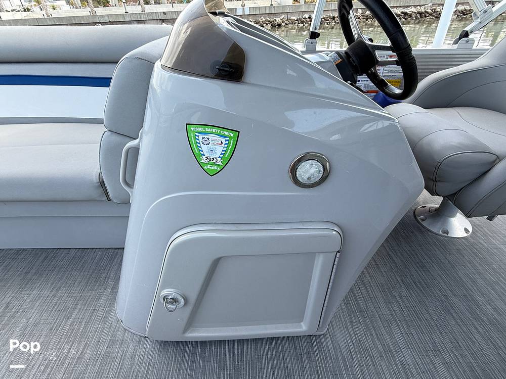 Slide: The Image of Bennington S22 SS Rear Fish 2023 - 15287920