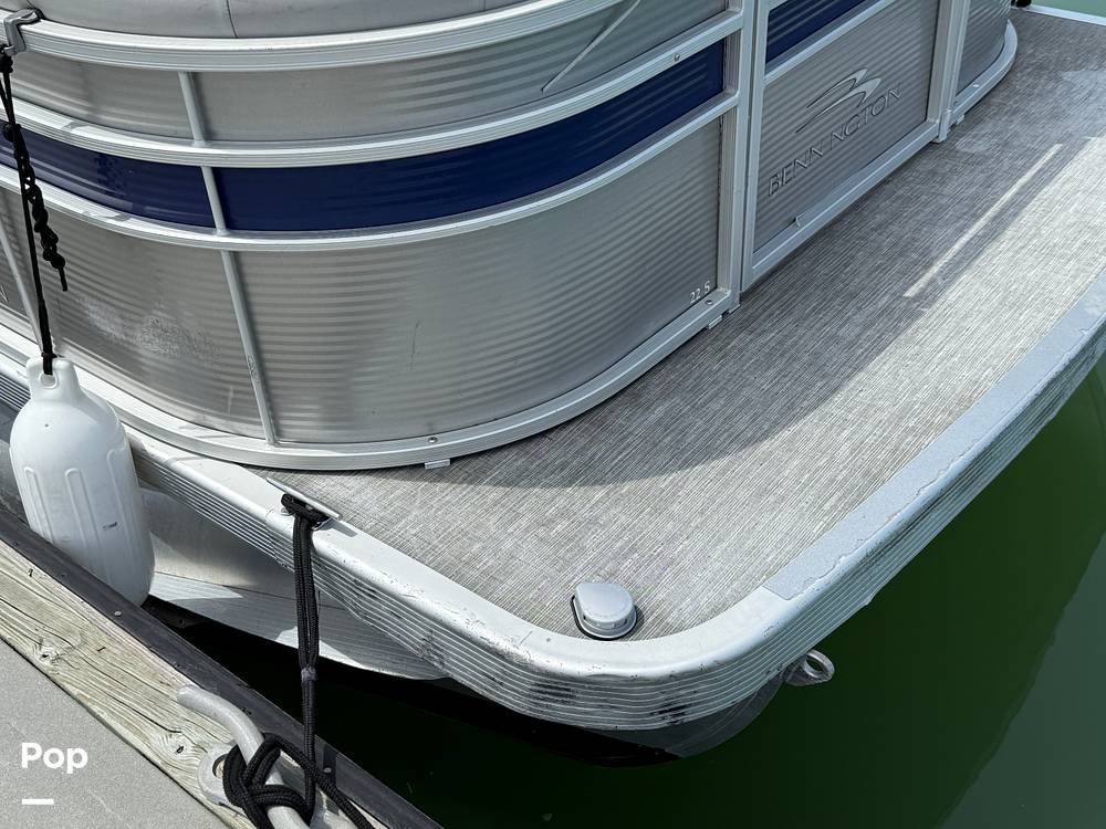 Slide: The Image of Bennington S22 SS Rear Fish 2023 - 15287979