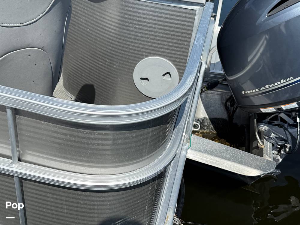 Slide: The Image of Bennington S22 SS Rear Fish 2023 - 15345747