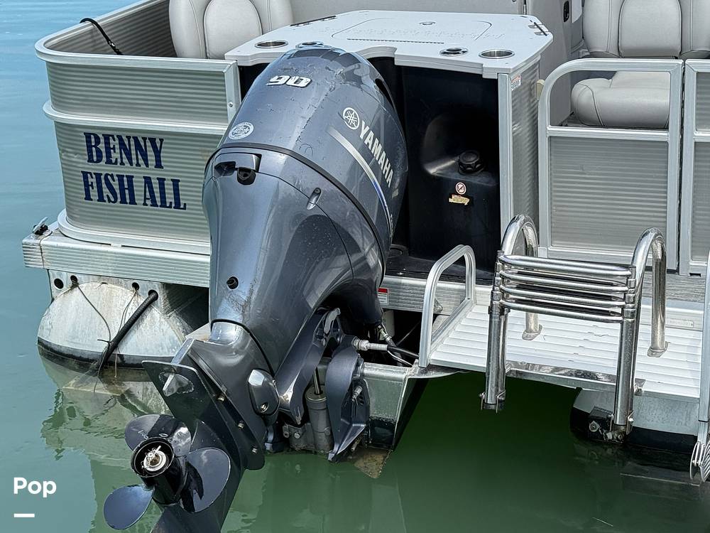 Slide: The Image of Bennington S22 SS Rear Fish 2023 - 15287990
