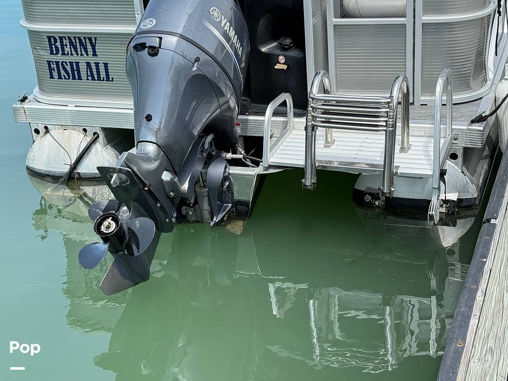 Slide: The Image of Bennington S22 SS Rear Fish 2023 - 15287992
