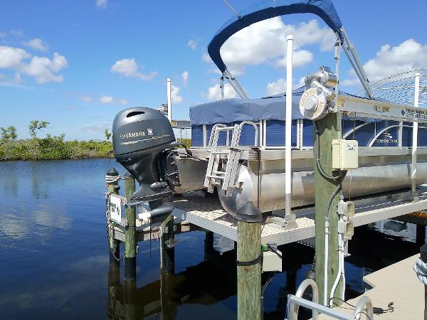 Slide: The Image of 2020 Bennington SV 20 SLV pontoon boat docked with Yamaha outboard motor. - 7
