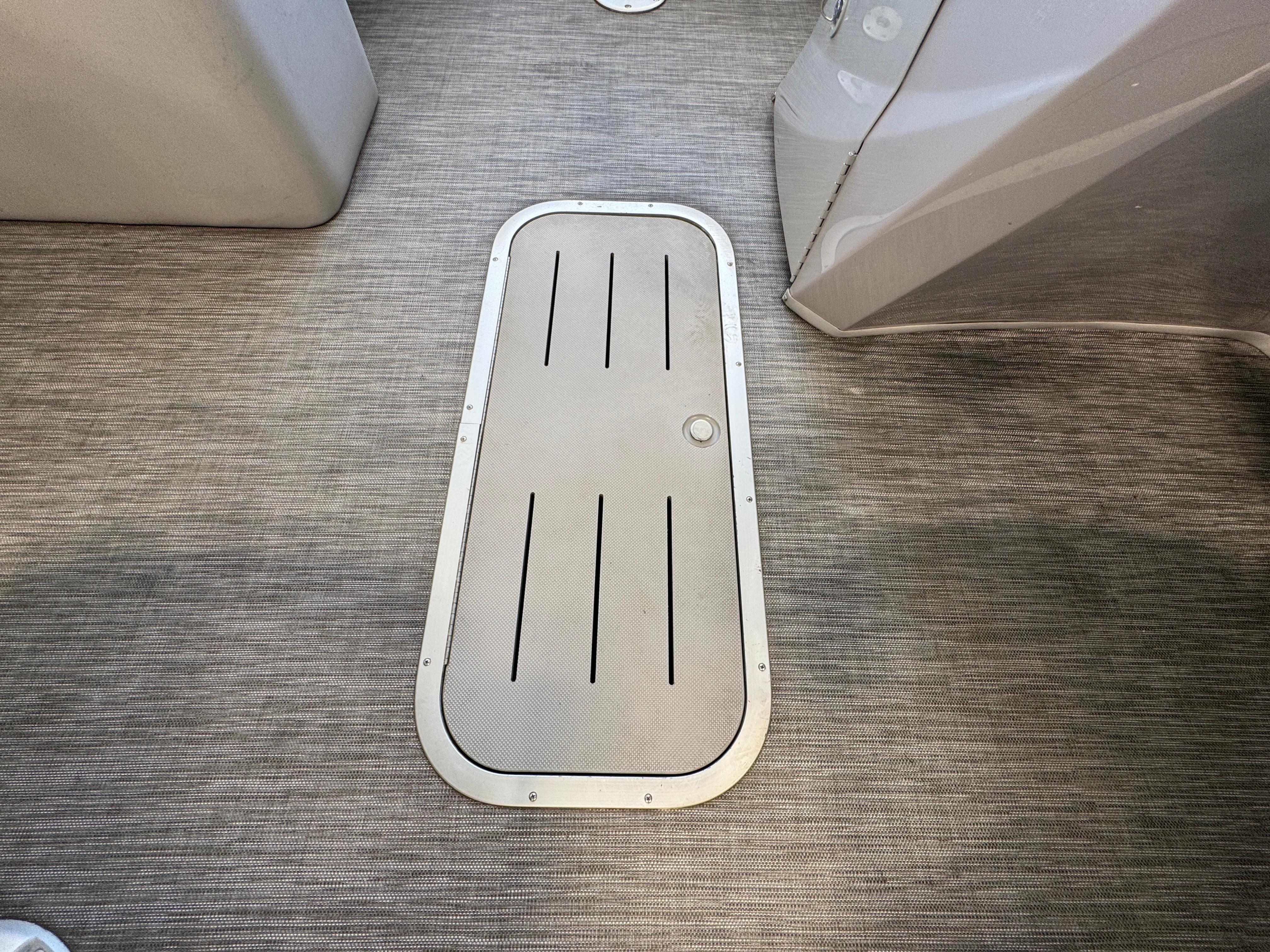 Slide: The Image of Floor hatch on 2020 Bennington SX 22 SSRX boat interior. - 9