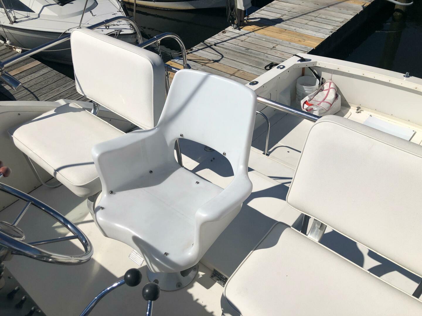 Slide: The Image of Bertram 28 Flybridge Cruiser 1986 - 4910692