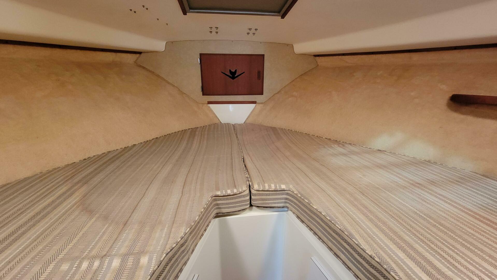 Slide: The Image of Bertram 33 Flybridge Cruiser 1983 - 4438422