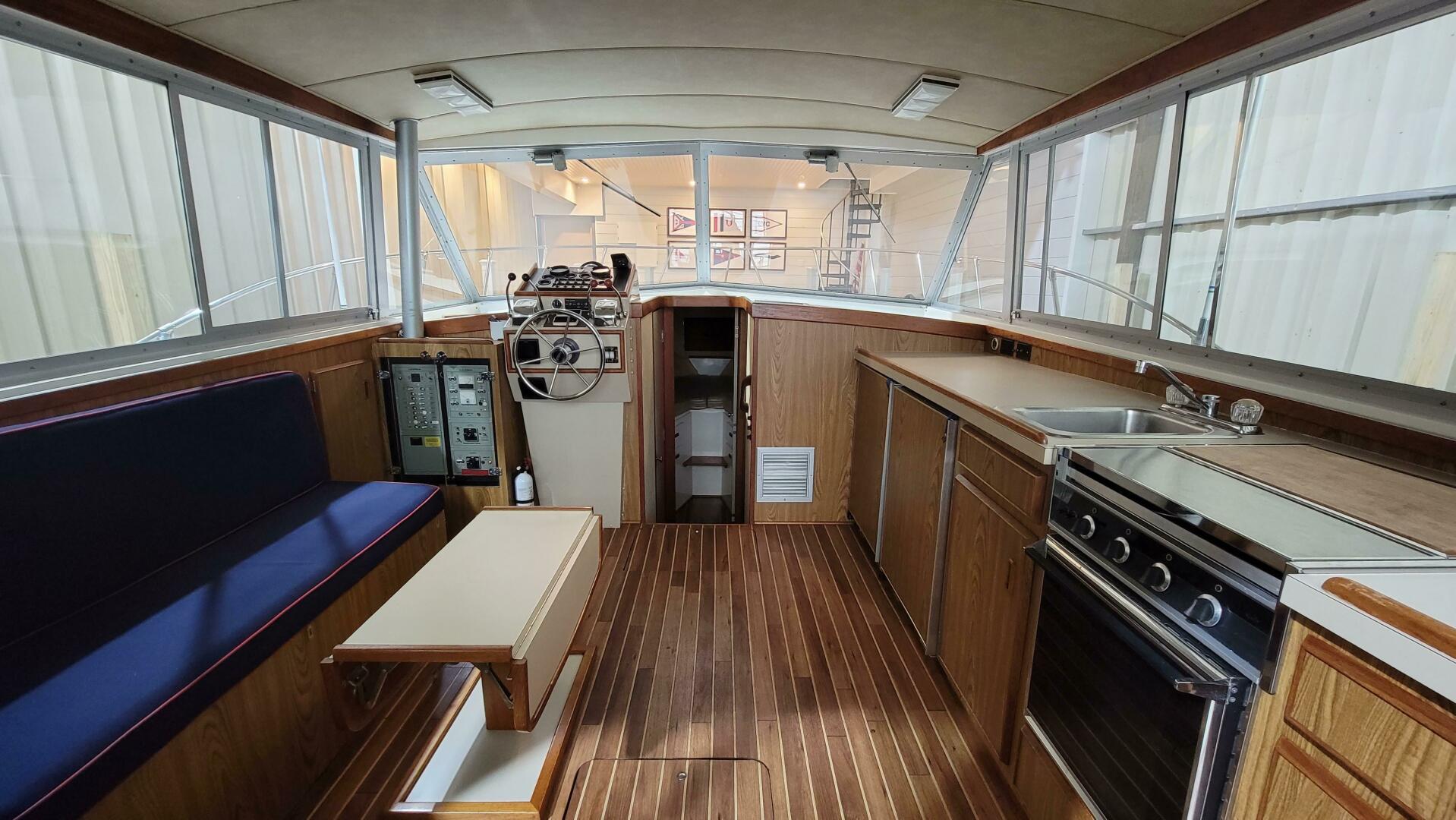 Slide: The Image of Bertram 33 Flybridge Cruiser 1983 - 4438491