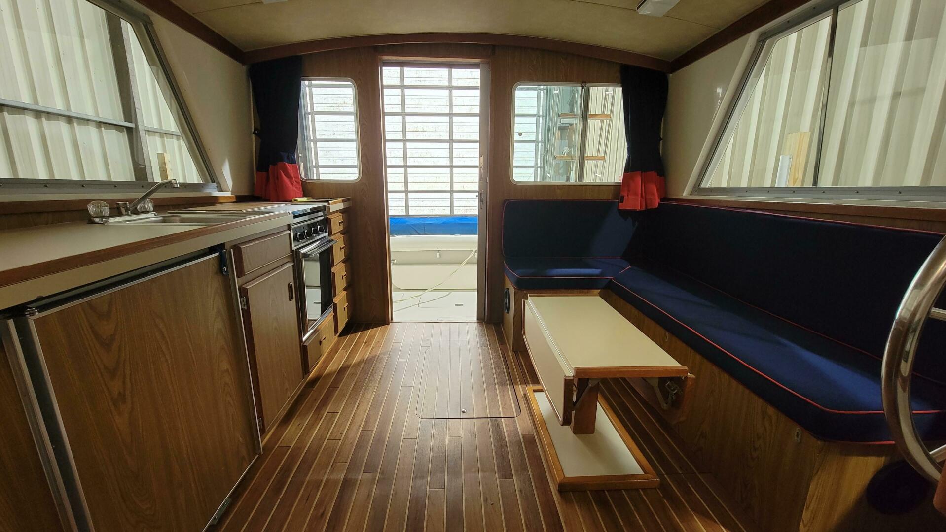 Slide: The Image of Bertram 33 Flybridge Cruiser 1983 - 4438492