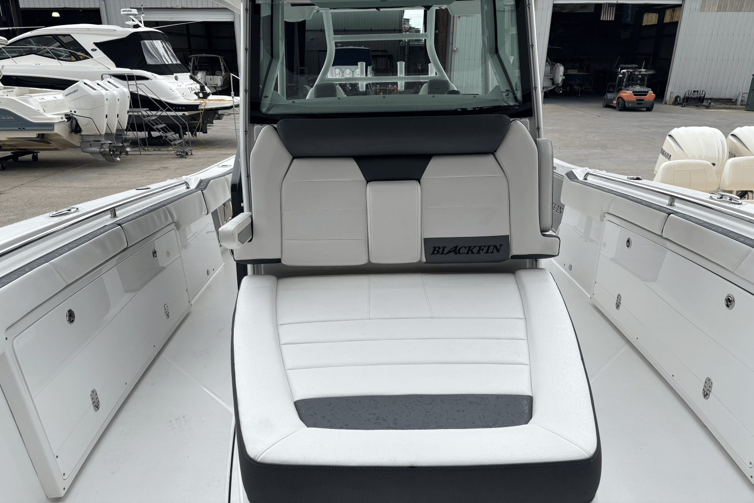 Slide: The Image of Blackfin 332 CC 2020 - 10