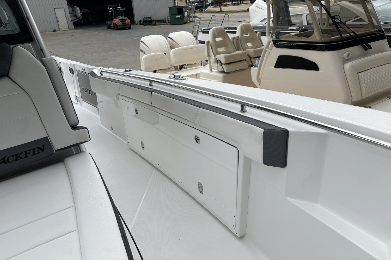 Slide: The Image of Blackfin 332 CC 2020 - 15