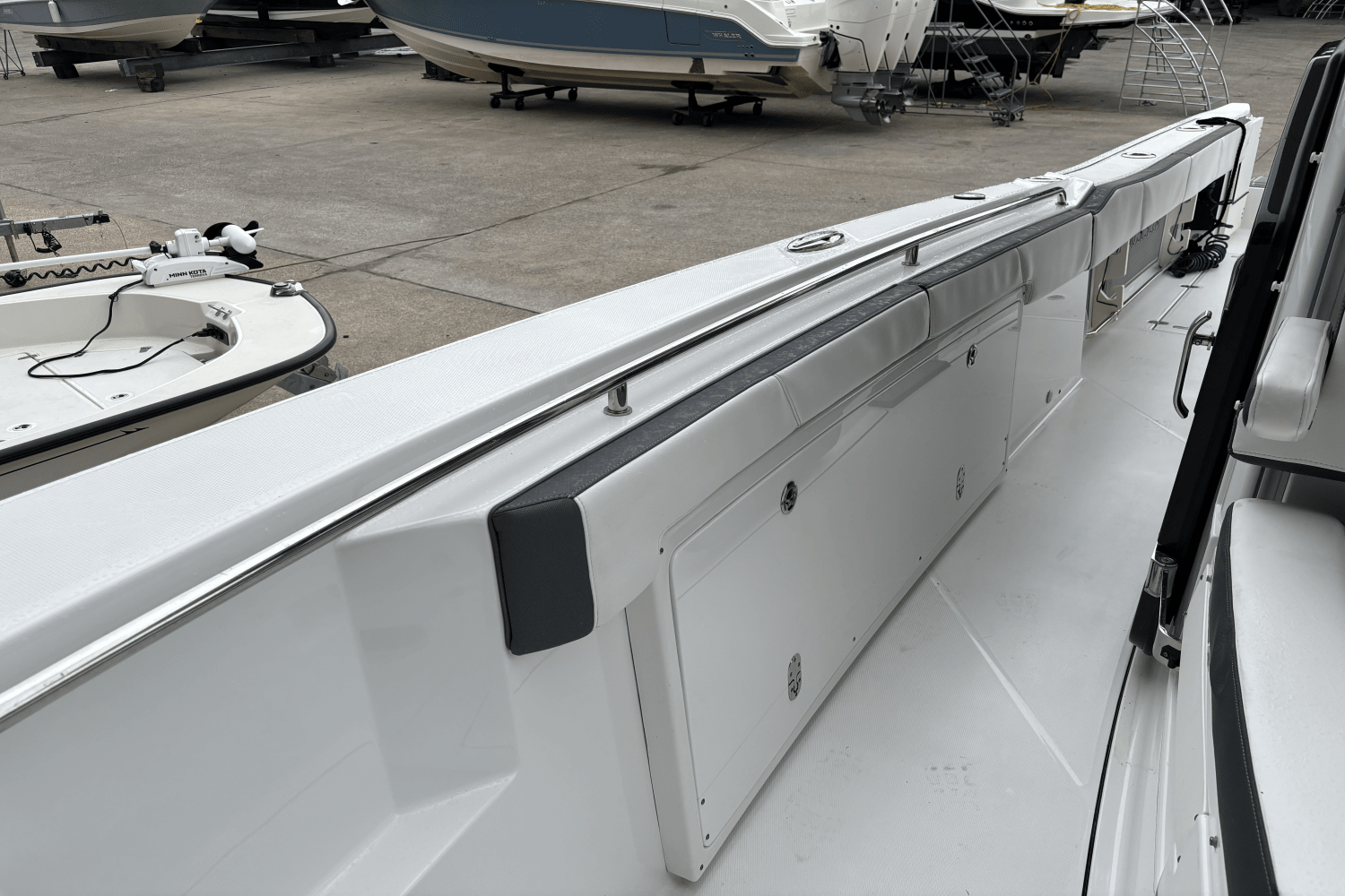 Slide: The Image of Blackfin 332 CC 2020 - 16