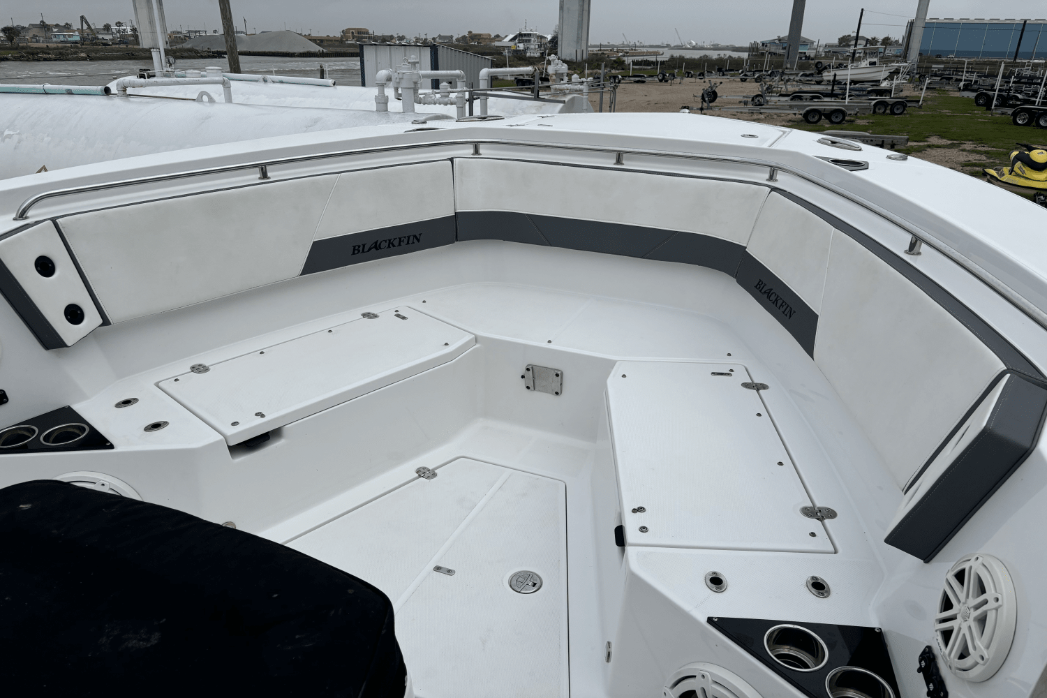 Slide: The Image of Blackfin 332 CC 2020 - 19