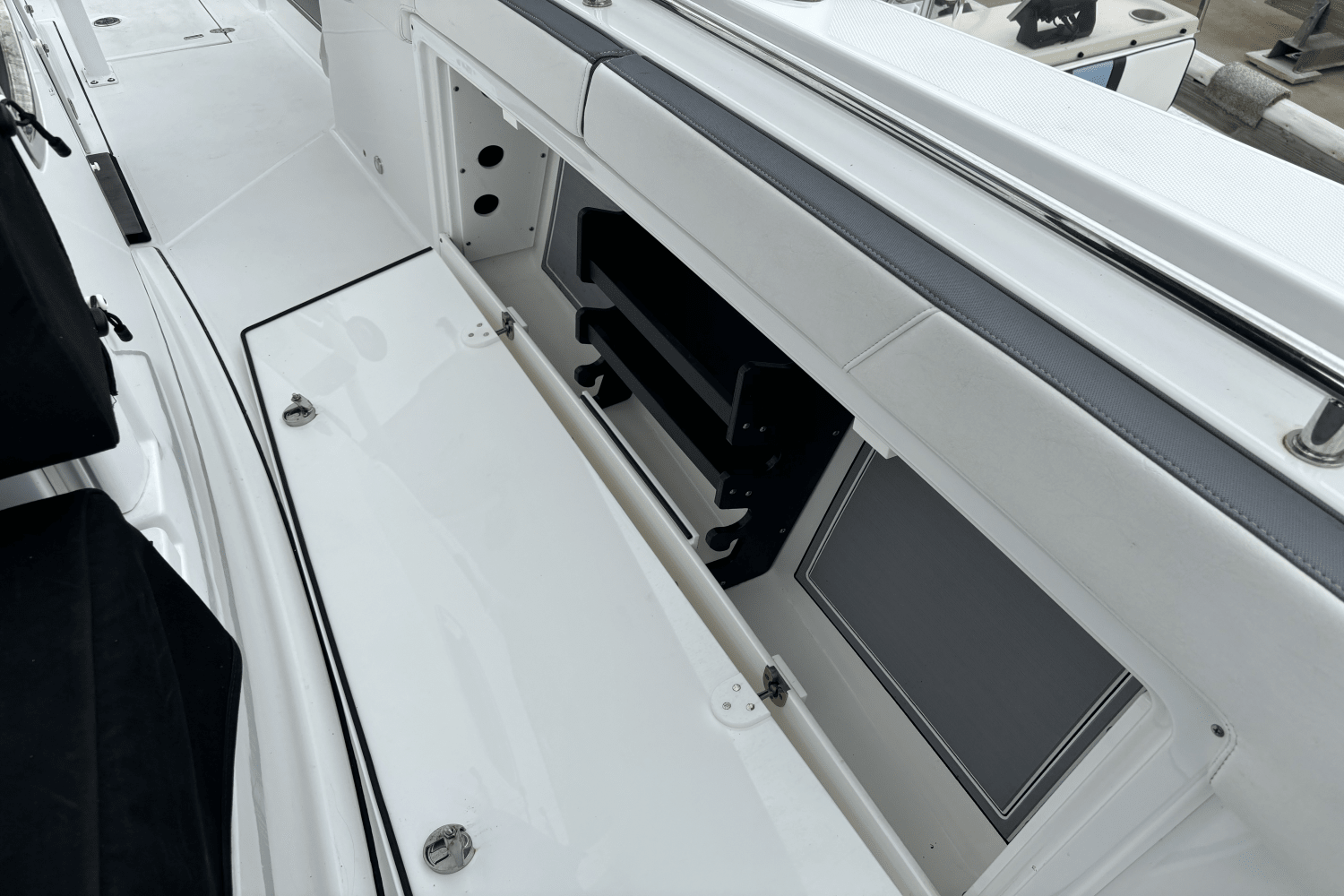 Slide: The Image of Blackfin 332 CC 2020 - 27