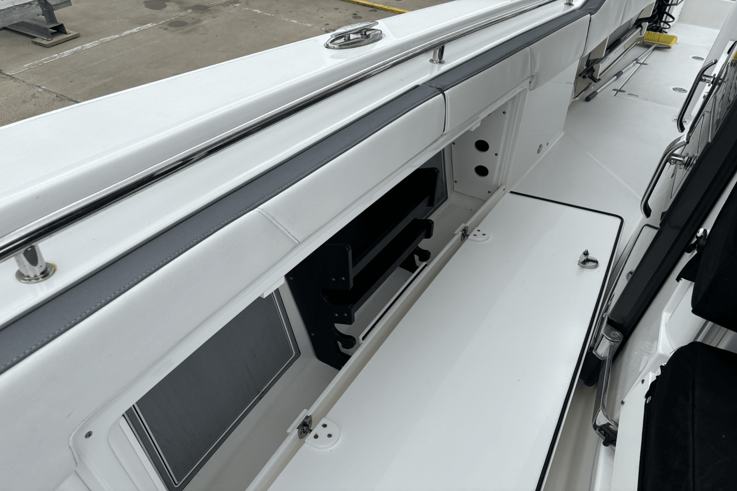 Slide: The Image of Blackfin 332 CC 2020 - 28