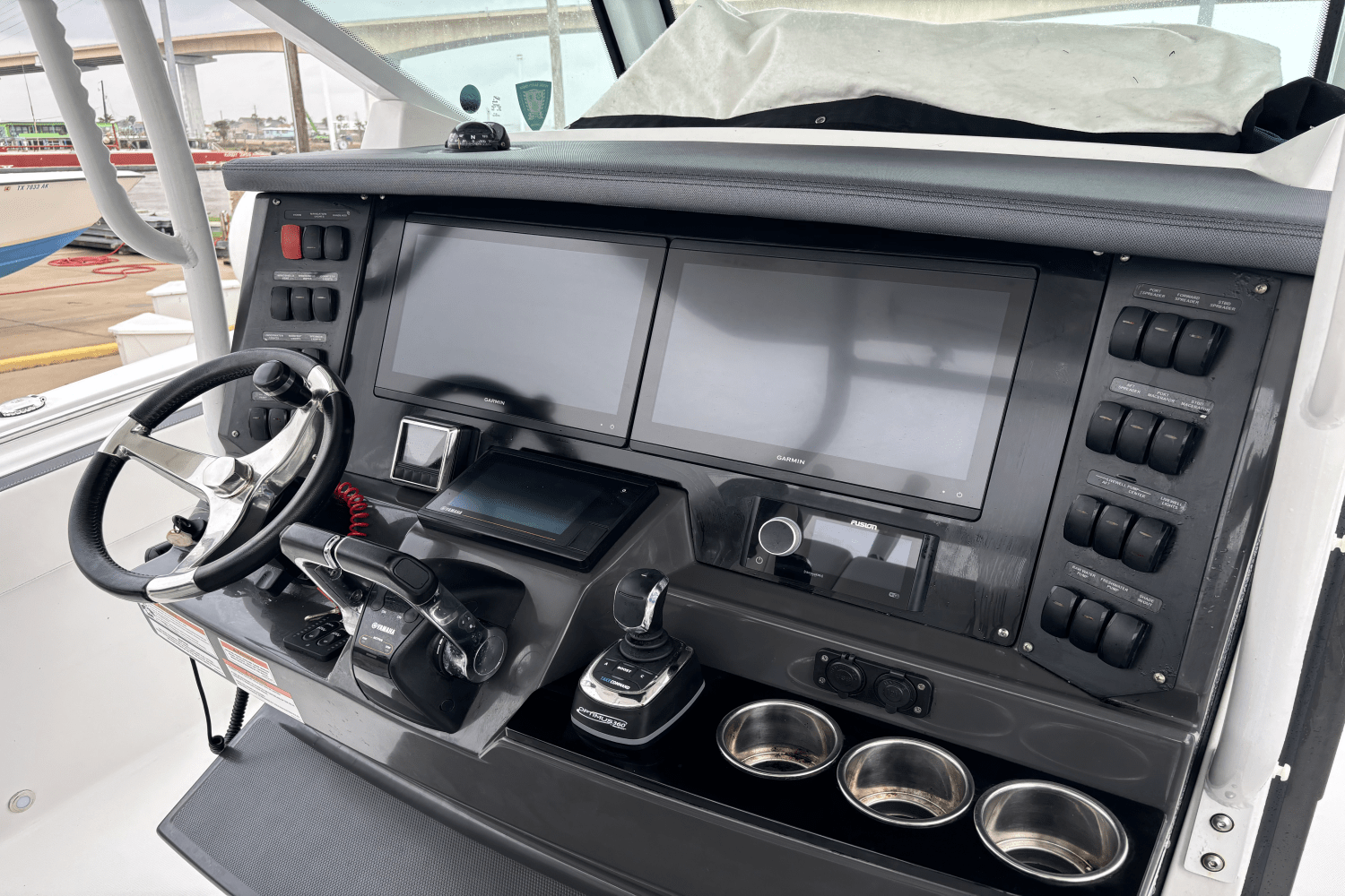 Slide: The Image of Blackfin 332 CC 2020 - 31