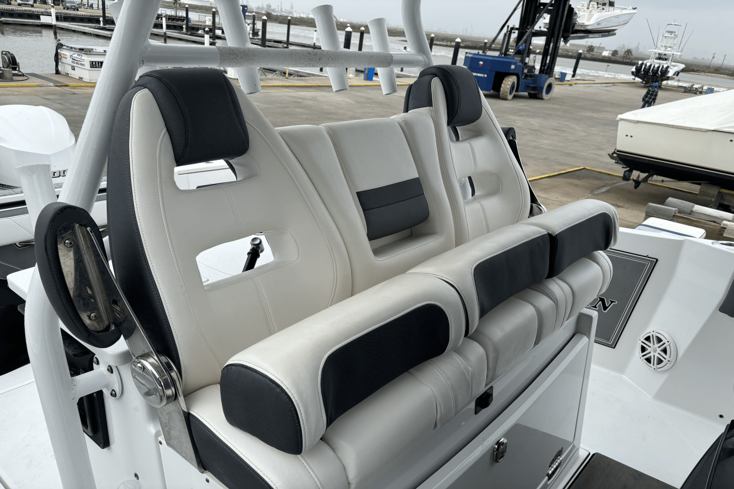 Slide: The Image of Blackfin 332 CC 2020 - 34