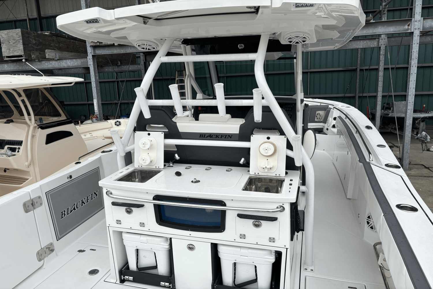 Slide: The Image of Blackfin 332 CC 2020 - 6