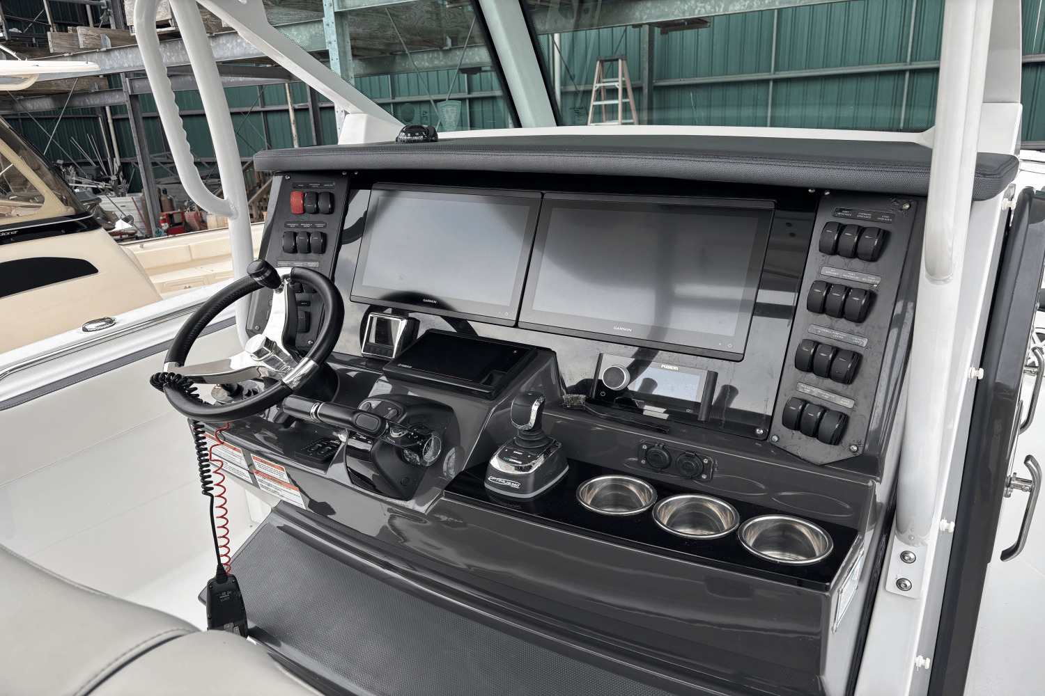 Slide: The Image of Blackfin 332 CC 2020 - 7