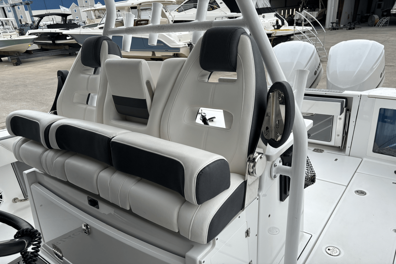 Slide: The Image of Blackfin 332 CC 2020 - 8