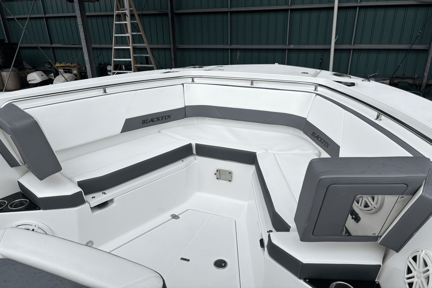 Slide: The Image of Blackfin 332 CC 2020 - 9