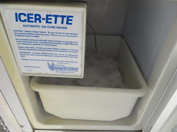Slide: The Image of Bluewater 5800 ICER-ETTE automatic ice cube maker, year 2000, with ice bin. - 41
