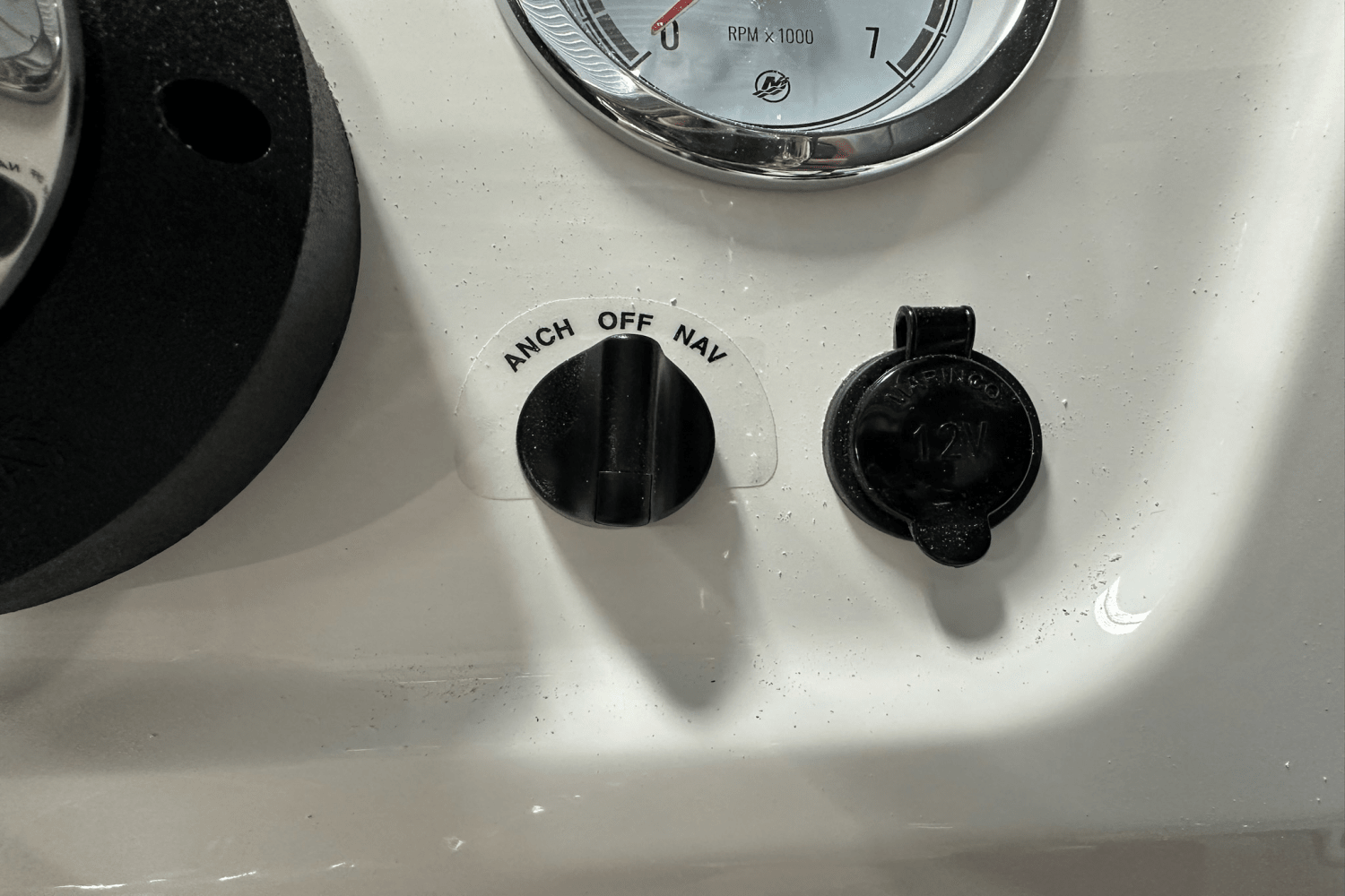 Slide: The Image of Boston Whaler 130 Super Sport 2025 - 14