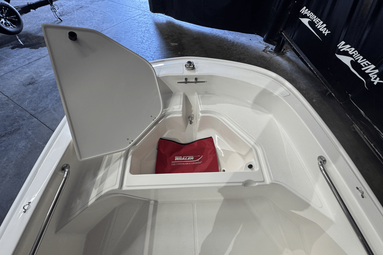 Slide: The Image of Boston Whaler 130 Super Sport 2025 - 18
