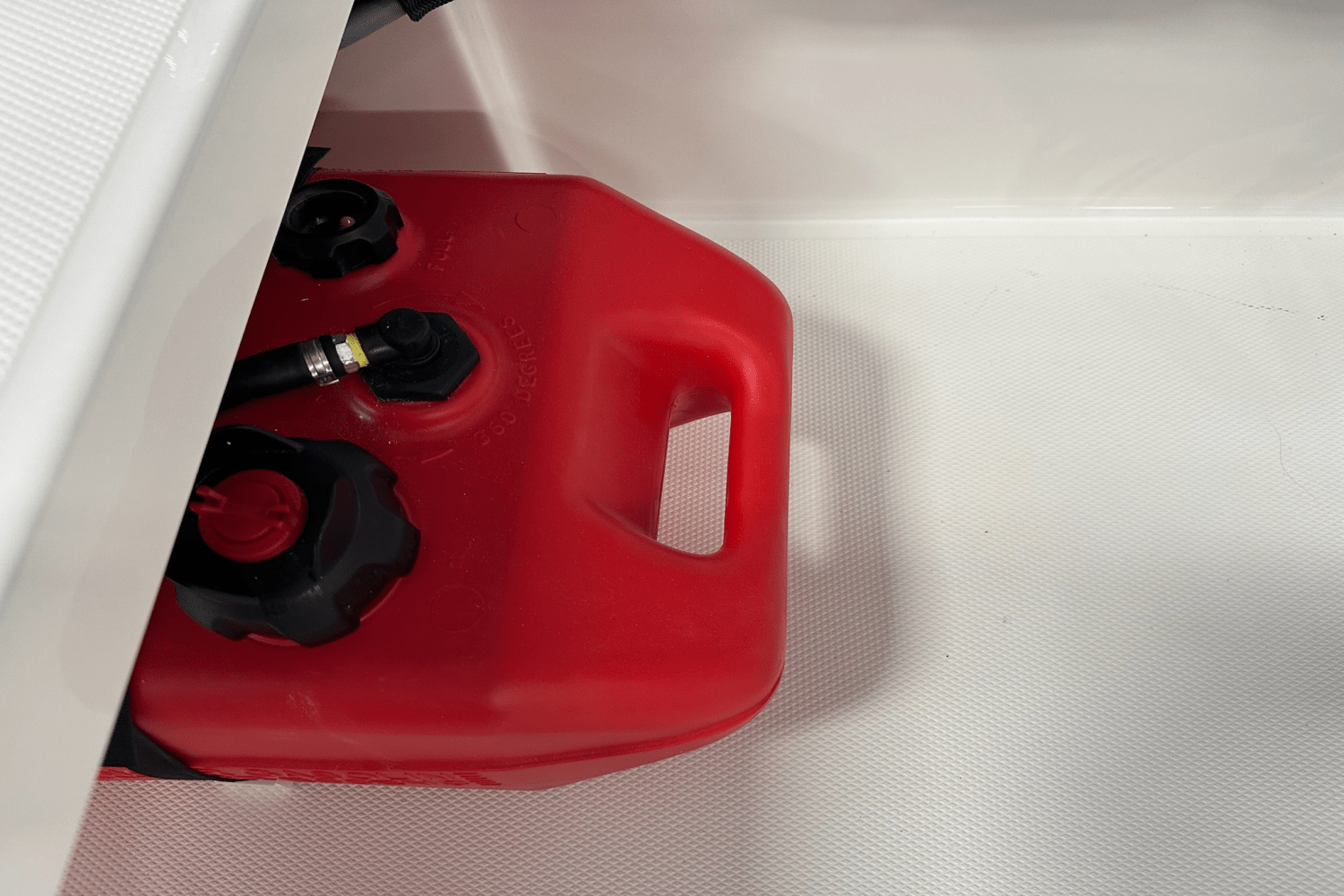 Slide: The Image of Boston Whaler 130 Super Sport 2025 - 23