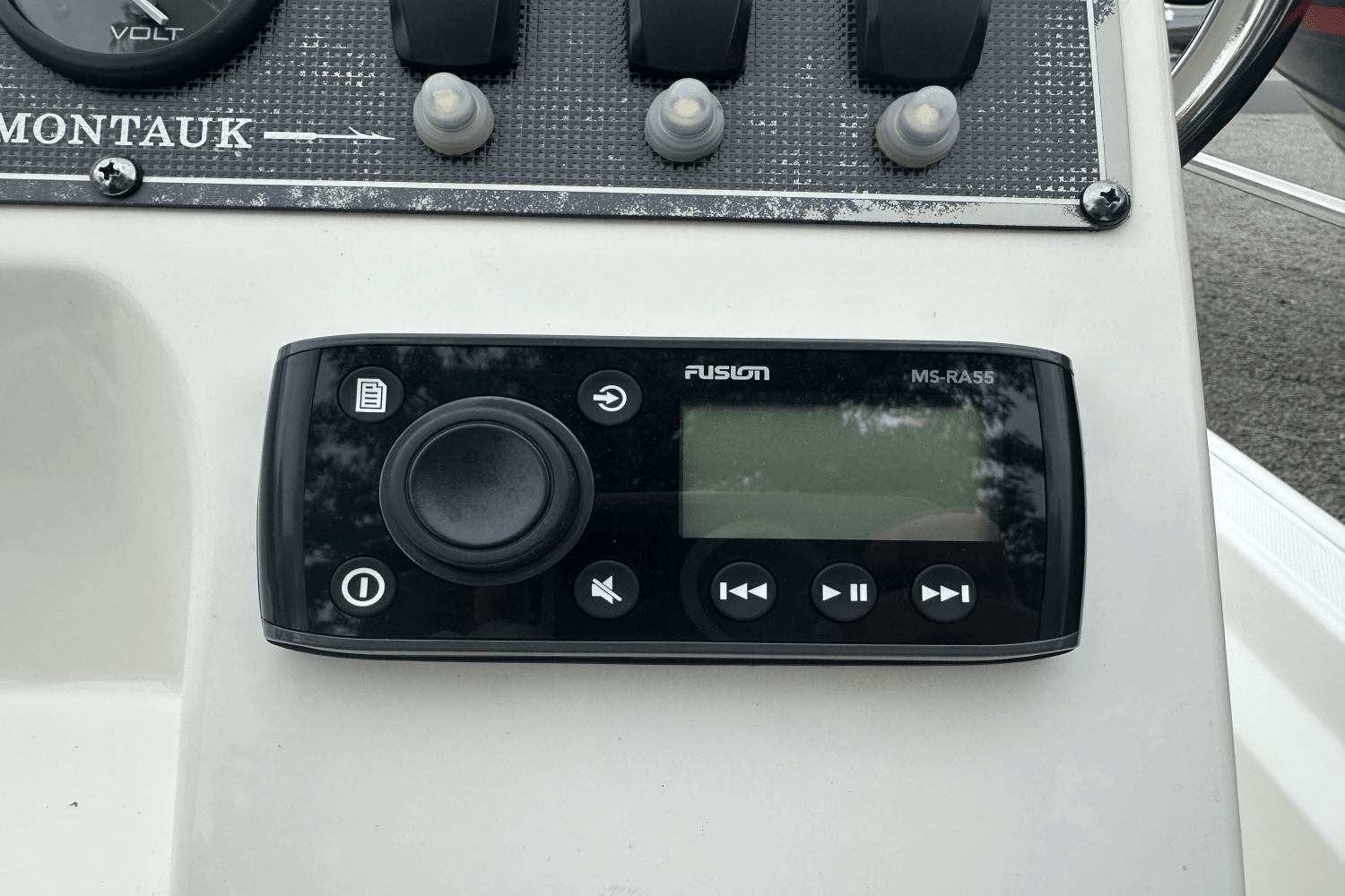 Slide: The Image of Boston Whaler 150 MONTAUK 2021 - 11