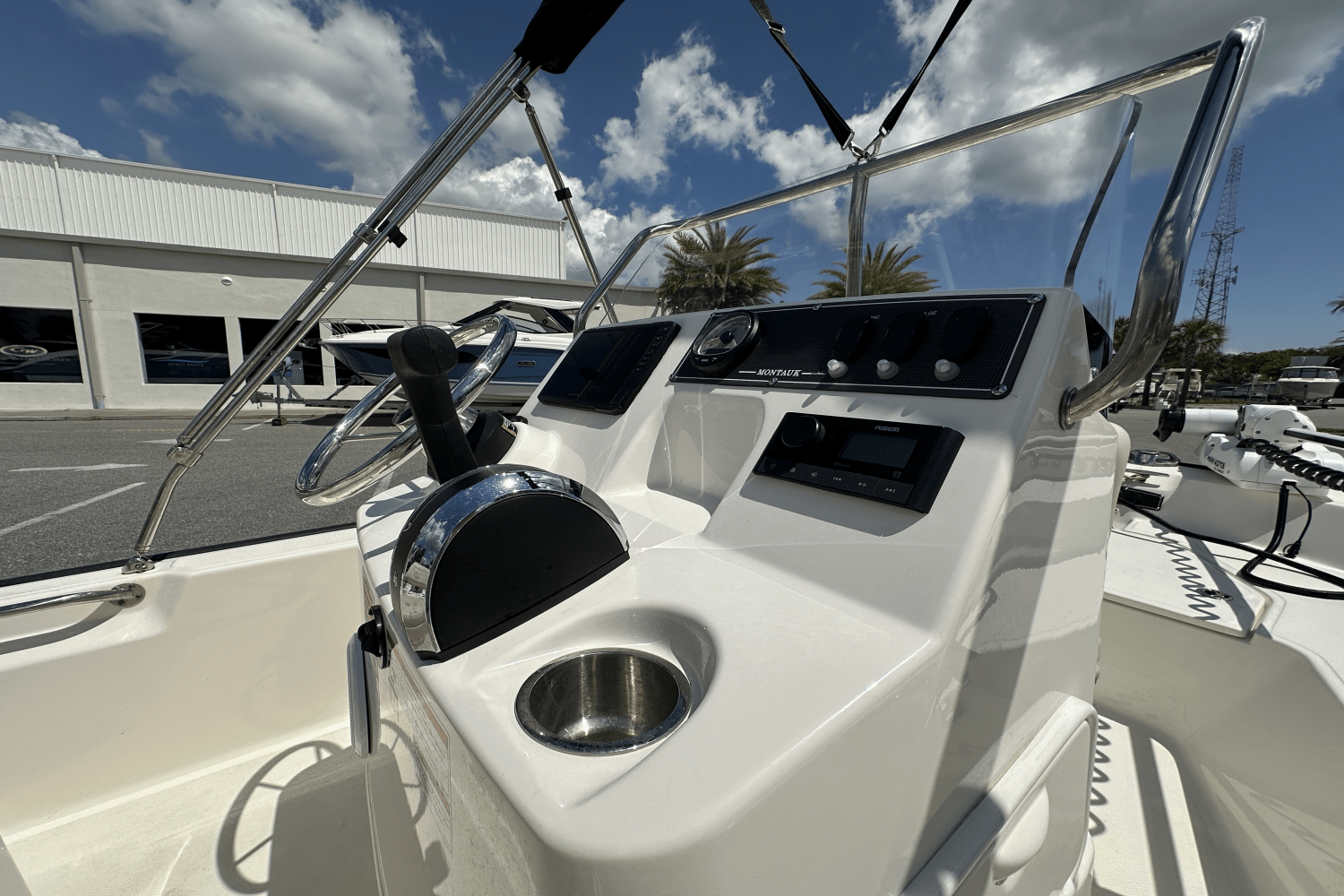 Slide: The Image of Boston Whaler 15 MONTAUK 2022 - 10