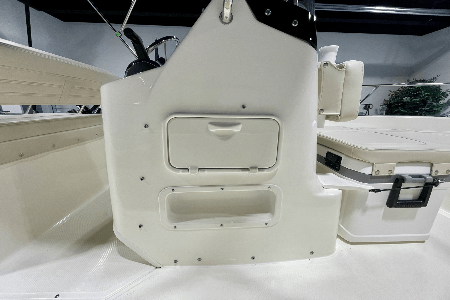 Slide: The Image of Boston Whaler 170 Montauk 2025 - 15