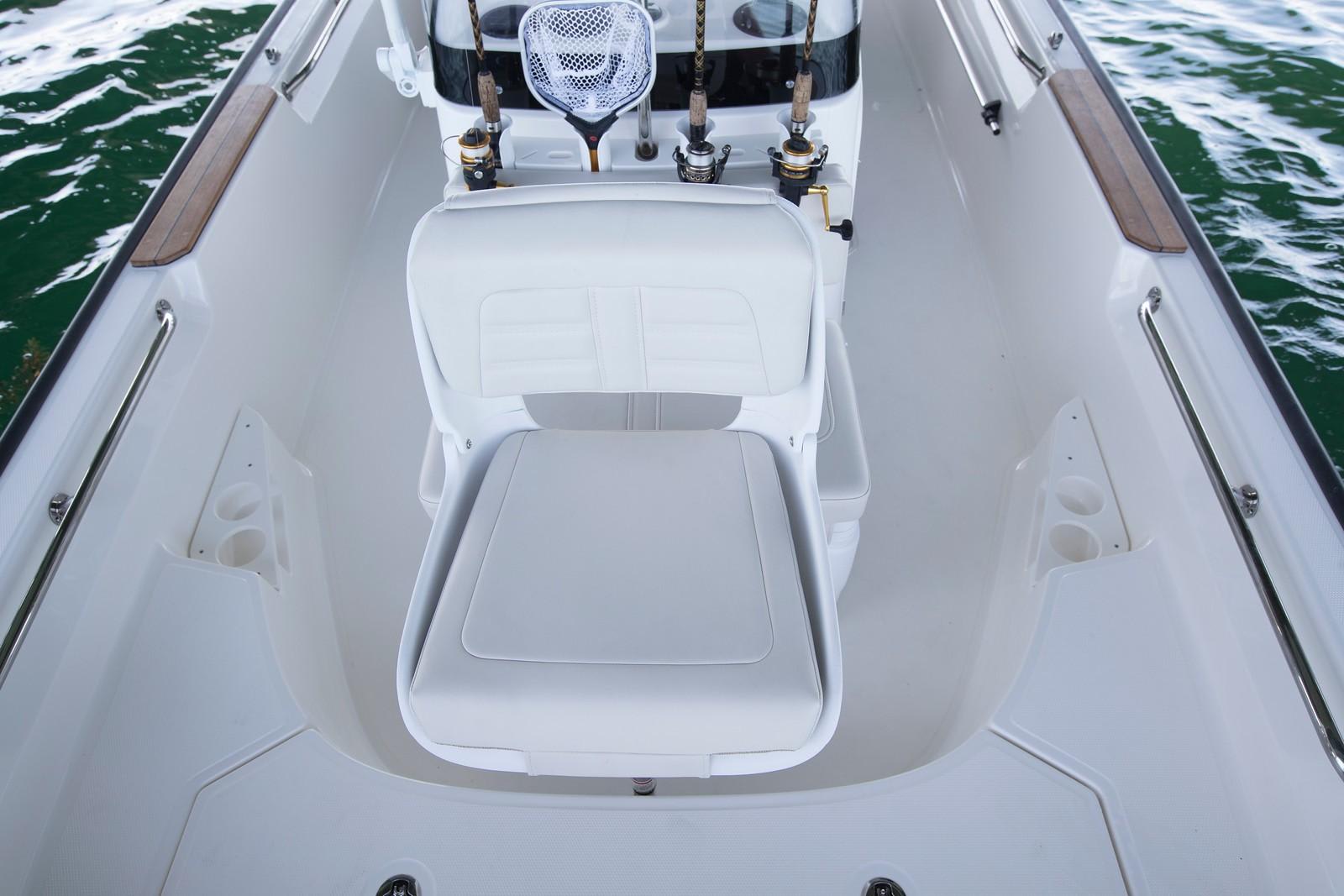 Slide: The Image of Boston Whaler 170 Montauk 2026 - 14