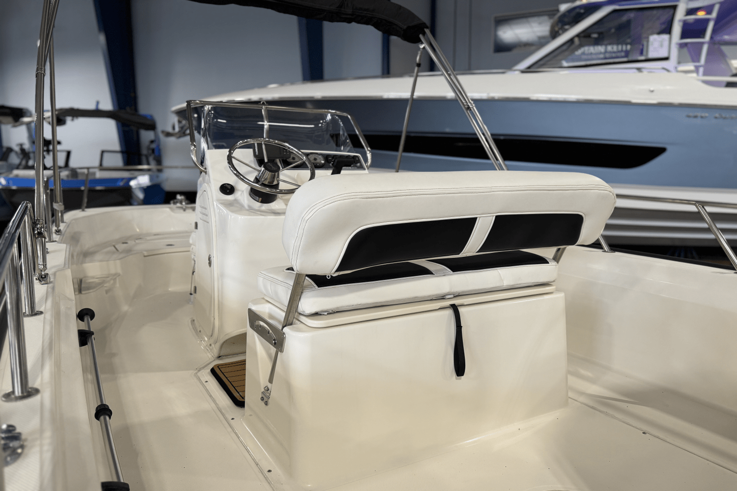 Slide: The Image of Boston Whaler 17 MONTAUK 2021 - 3