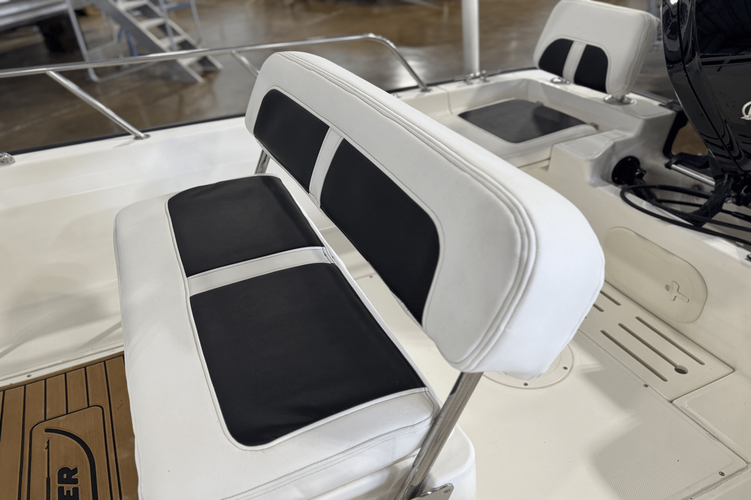 Slide: The Image of Boston Whaler 17 MONTAUK 2021 - 5