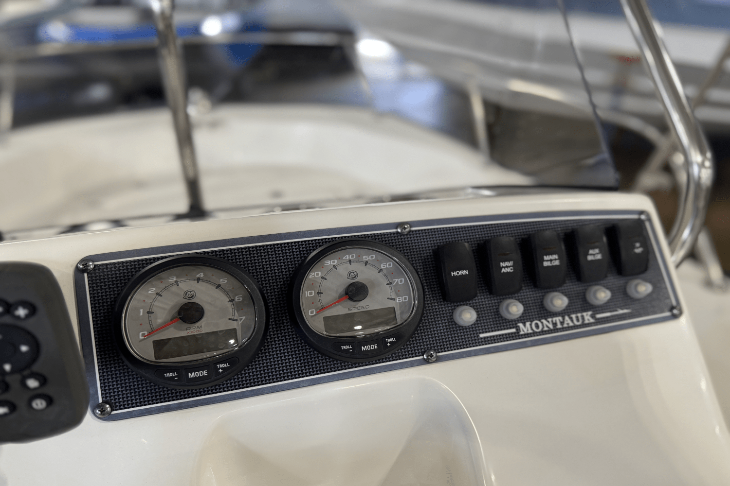 Slide: The Image of Boston Whaler 17 MONTAUK 2021 - 7