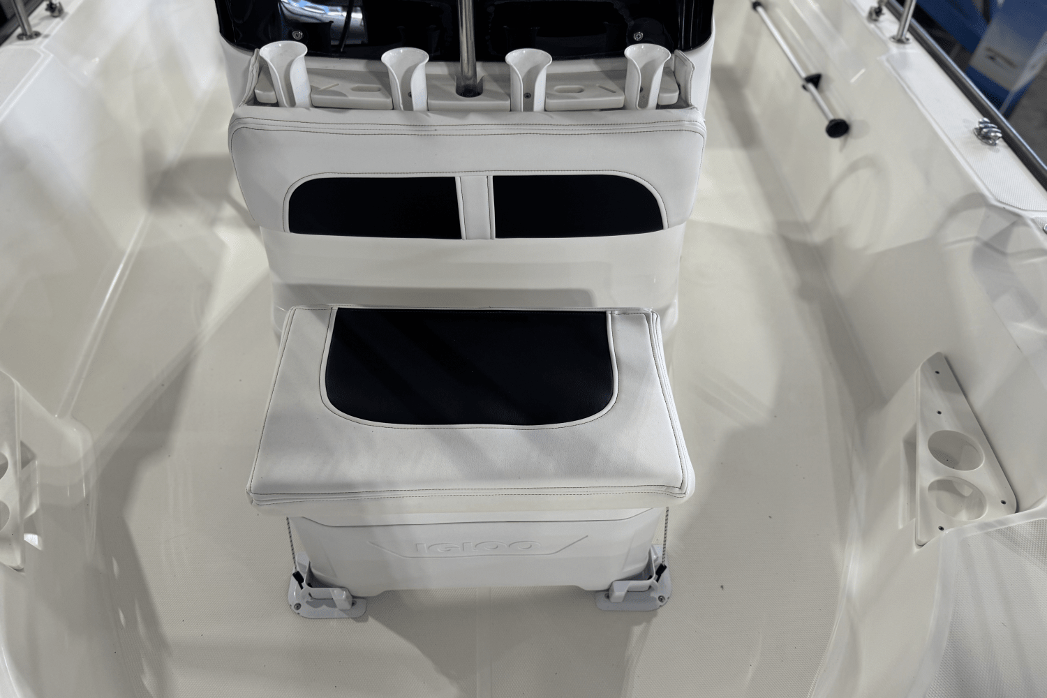 Slide: The Image of Boston Whaler 17 MONTAUK 2021 - 9