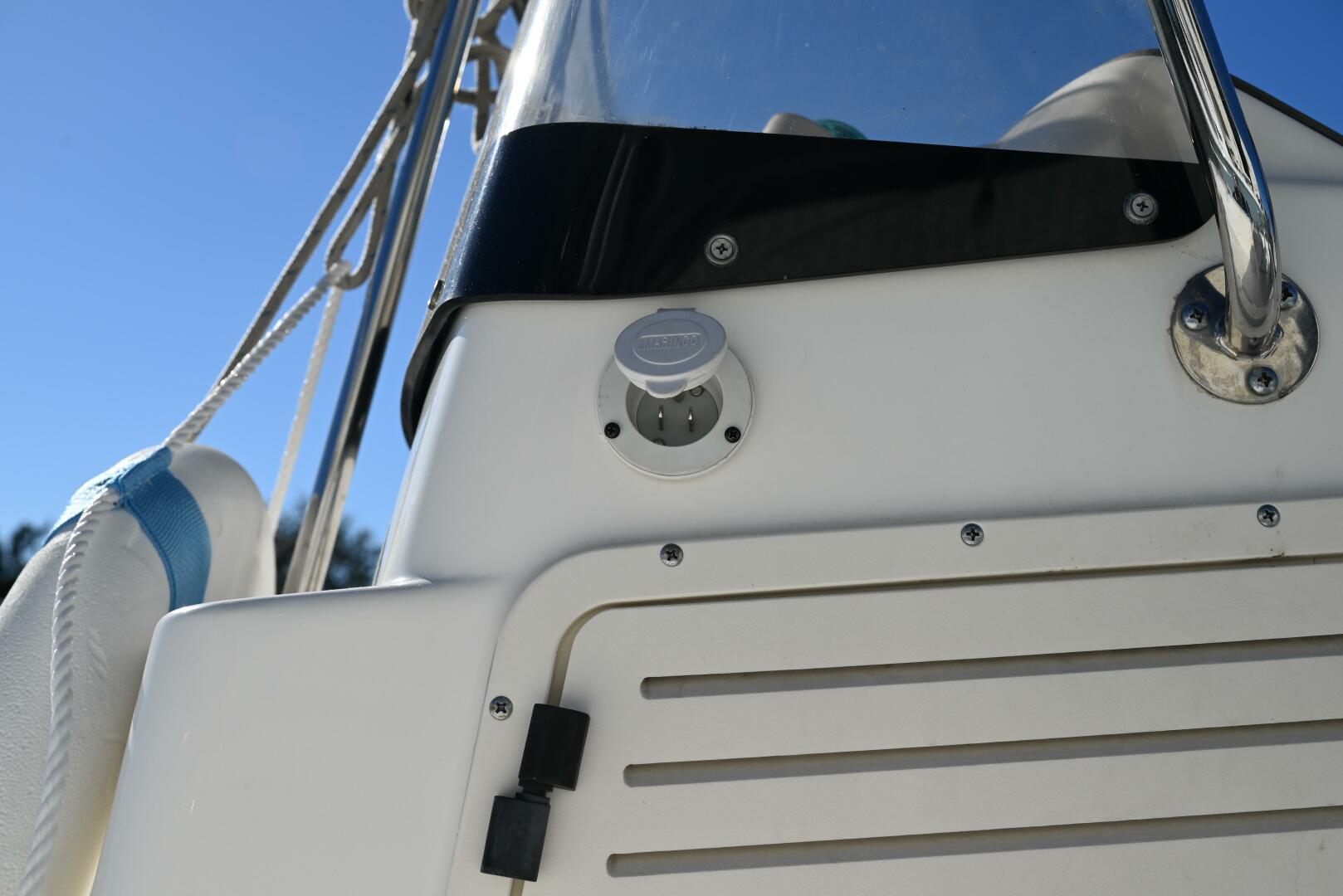 Slide: The Image of Boston Whaler 18 2000 - 4050133