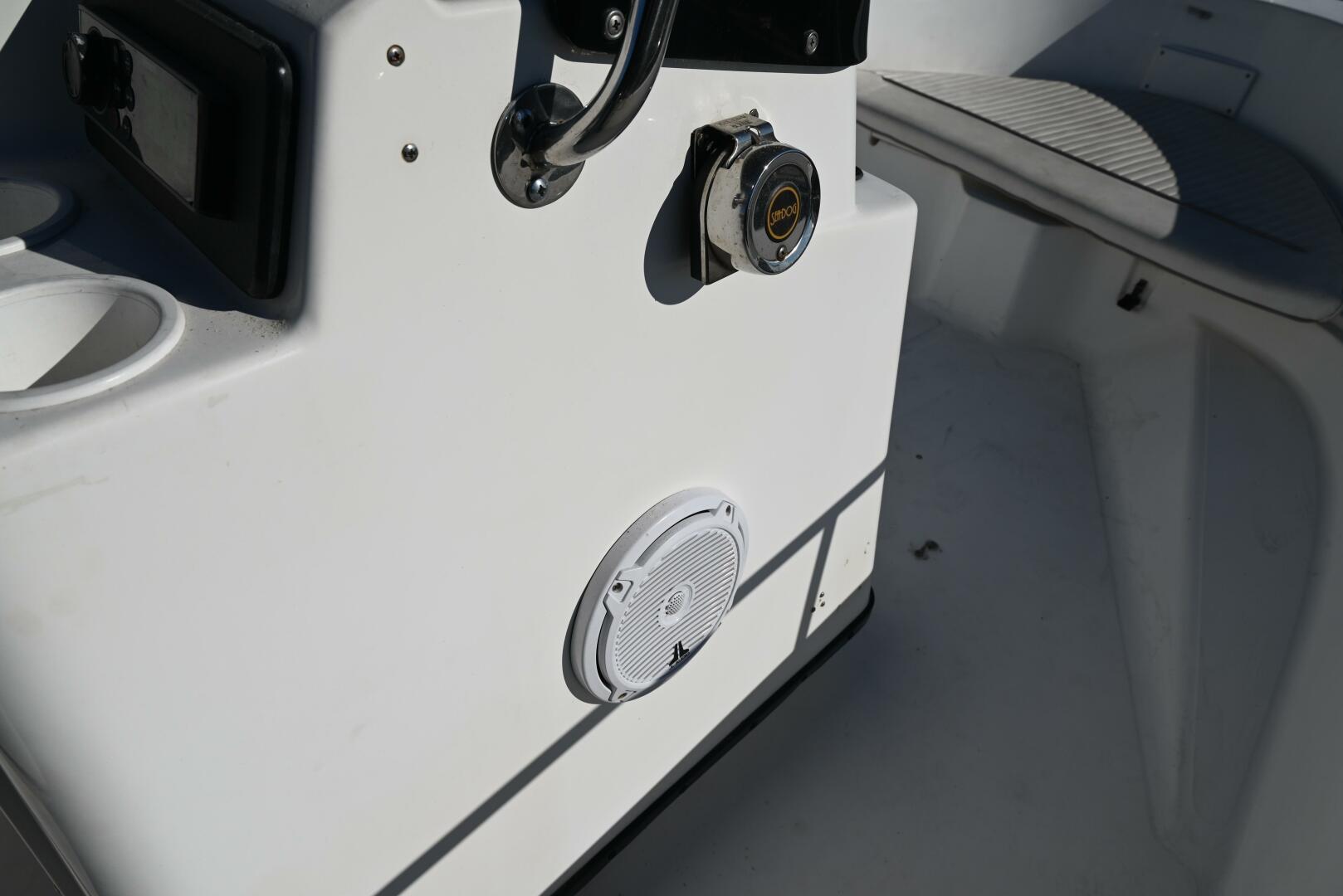 Slide: The Image of Boston Whaler 18 2000 - 4050218